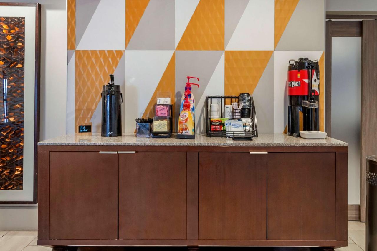 Best Western Premier Denver East Bagian luar foto